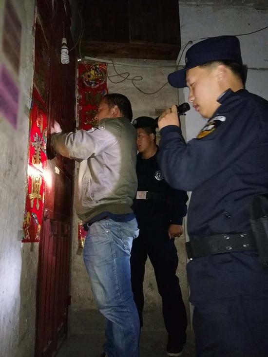 安龙粗心妈妈误将幼女锁家中 民警全城寻开锁师傅开门