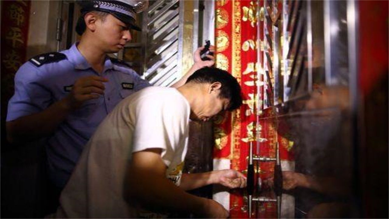 安龙请开锁师傅开了锁后，师傅为什么一般都不进门，就算主人请也不进去？